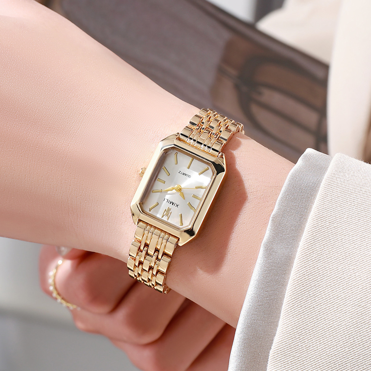 Orologi da donna Orologio da donna al quarzo moda business di lusso Orologio pieghevole in acciaio inossidabile placcato oro di qualità quadrata in scala semplice