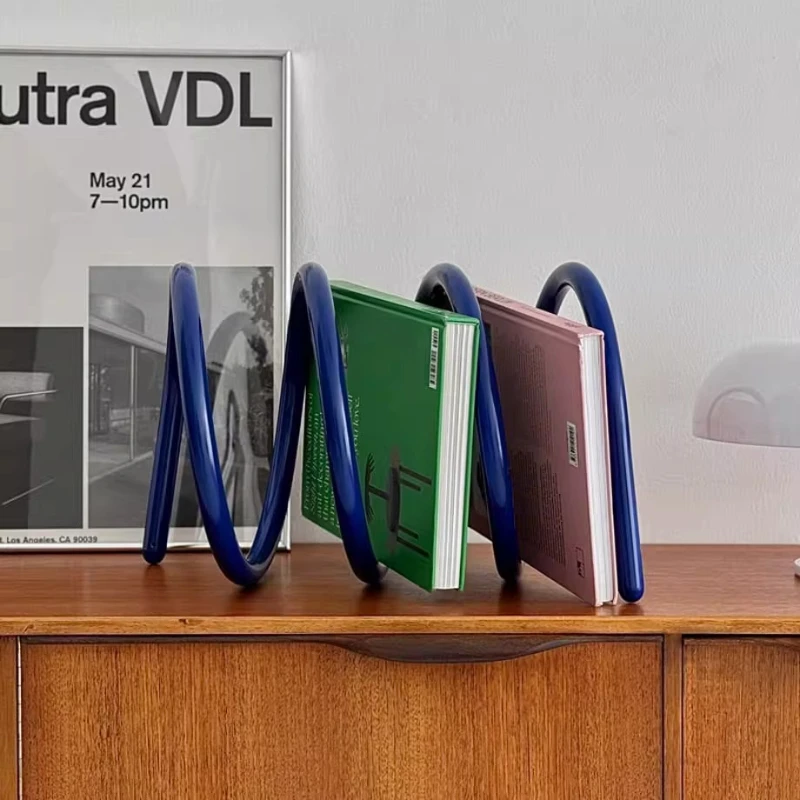 Creative สปริงโหลดหมุนชั้นวางหนังสือ INS Aesthetic Desktop Organizer โลหะผู้ถือหนังสือสํานักงาน Home นิตยสาร Display Rack