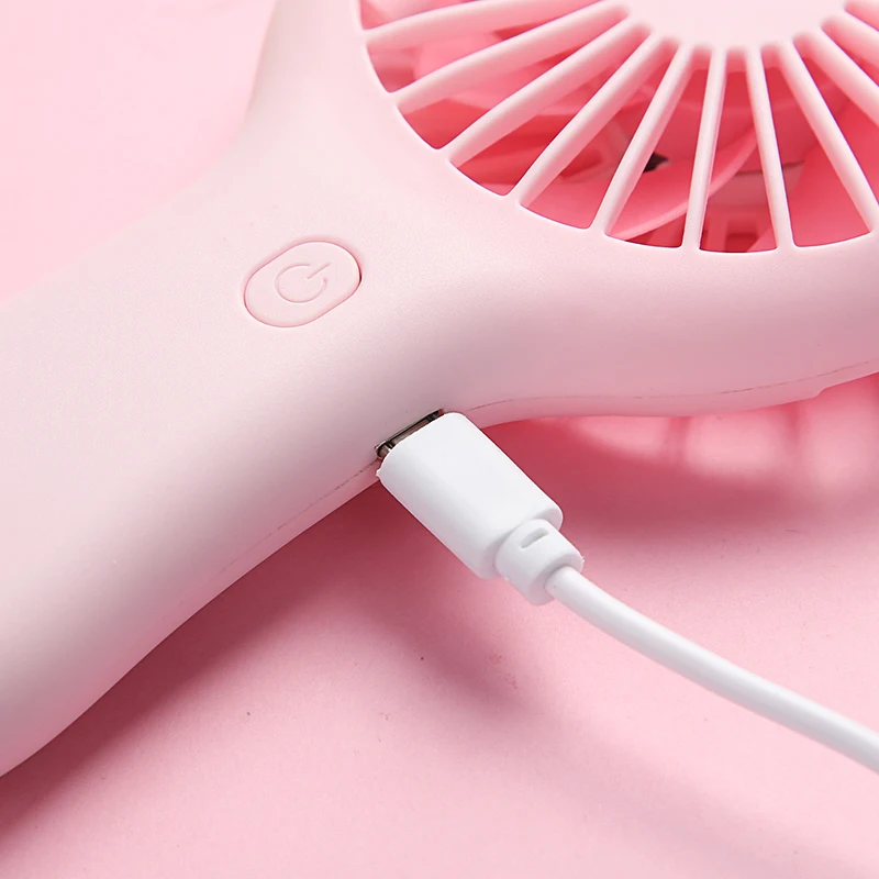 พัดลมมือถือขนาดเล็กพร้อมเสียงรบกวนต่ํา พอร์ตชาร์จ USB ขนาดกะทัดรัดและพกพาได้ พัดลมขนาดเล็กปรับความเร็วได้สามระดับ
