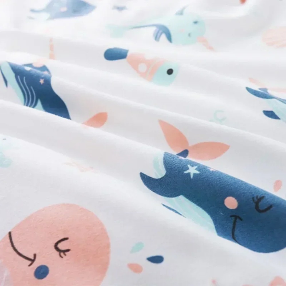 Los recién nacidos en la sala de entrega están envueltos en ropa para pañales y sacos de dormir hechos de puro algodón para primavera, otoño e invierno.