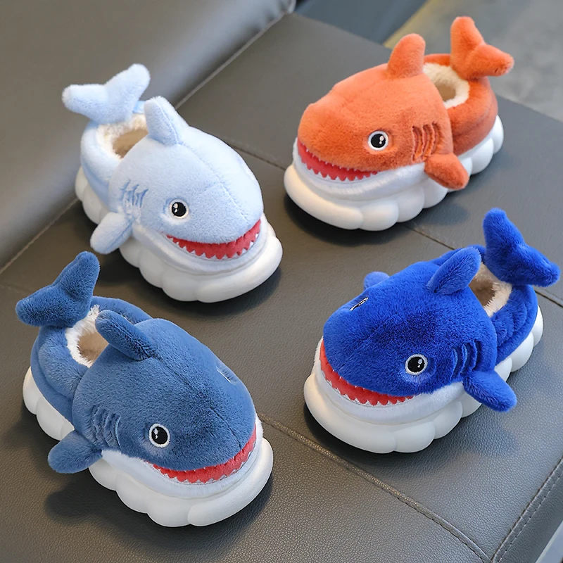 ฤดูหนาวใหม่รองเท้าส้นสูงน่ารักการ์ตูน Shark รองเท้าแตะผ้าฝ้ายเด็กลื่นนุ่มสําหรับเด็กหญิงเด็กชายเด็ก Warm Plush รองเท้า