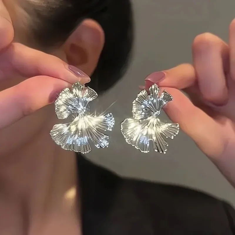 Orecchini semplici in foglia di ginkgo con pianta grande in metallo color argento per le donne Orecchini con perno di dichiarazione di moda Regalo di gioielli Pendiente