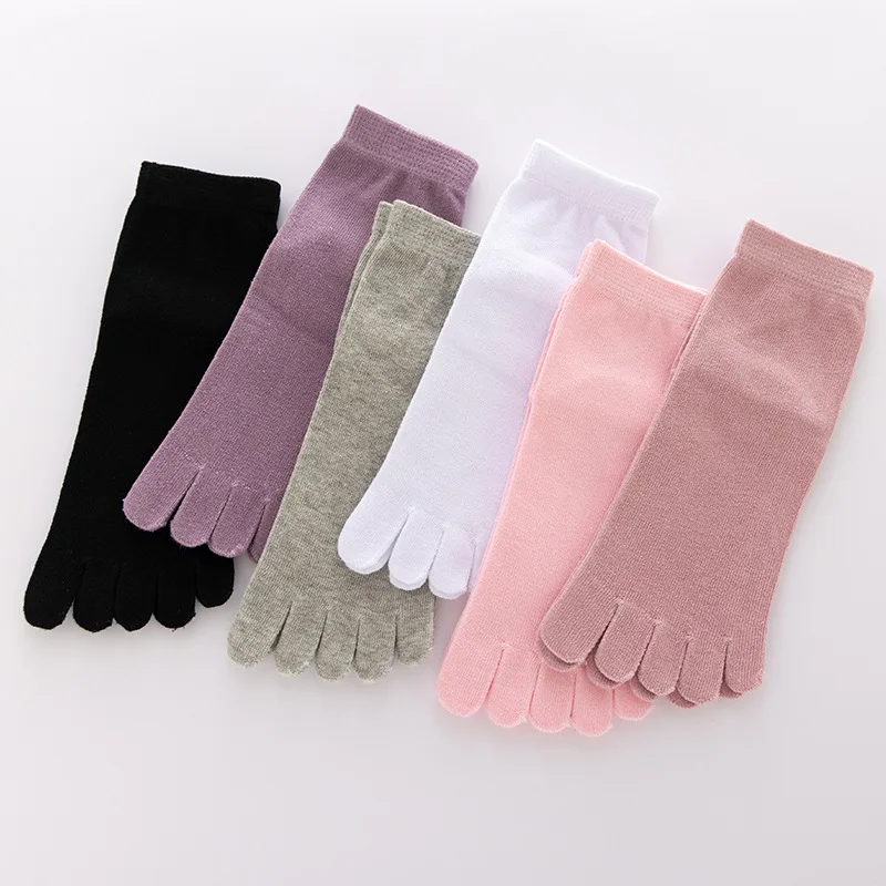 Calcetines de cinco dedos de algodón de Color sólido, calcetines de tubo medio grises y negros, calcetines de mujer, calcetines cálidos y transpirables con cinco dedos para otoño e invierno
