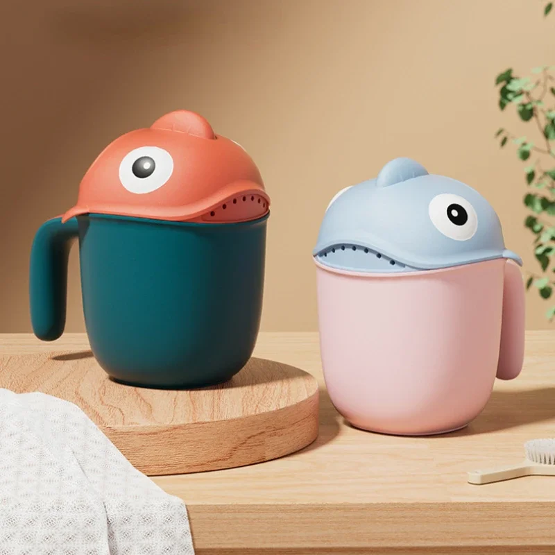 Cabeça de chuveiro para banho de bebê, copo de enxágue, tubarão de desenho animado, chuveiro fofo, acessórios de banheiro, brinquedos de banho para bebês de 0 a 6 anos