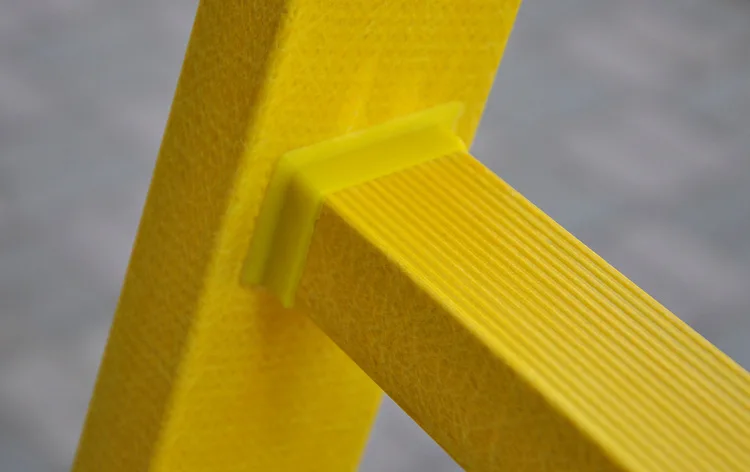 Escalera de espiga con escalera de fibra de vidrio aislada plegable portátil de buena estabilidad con base antideslizante