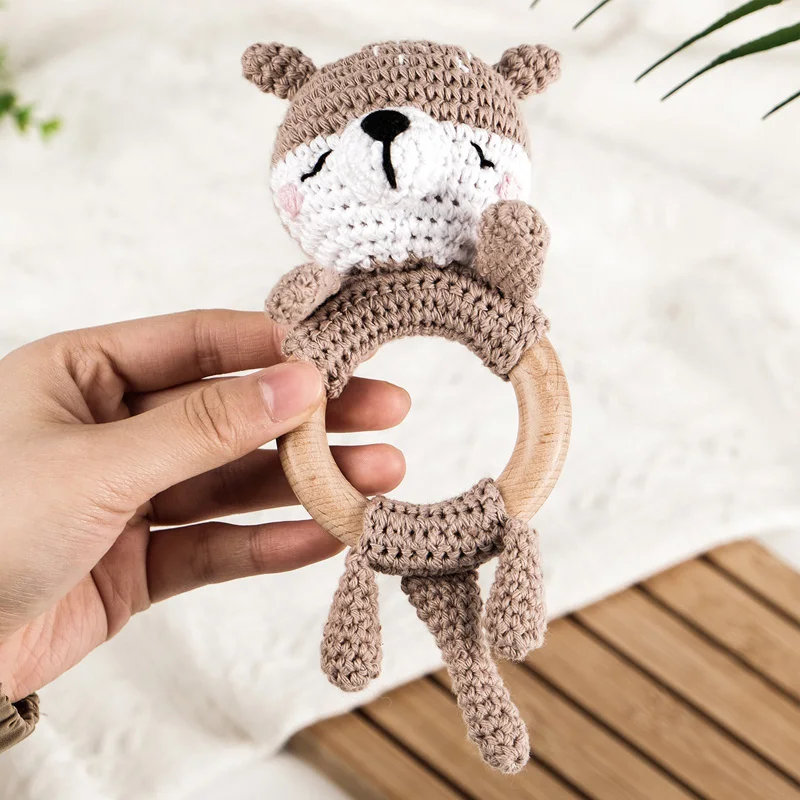 1Pc 아기 딸랑이 나무 Teether 음악 반지 크로 셰 뜨개질 동물 수달 음악 딸랑이 노리개 팔찌 유아 장난감 아기 젖니가 남 선물