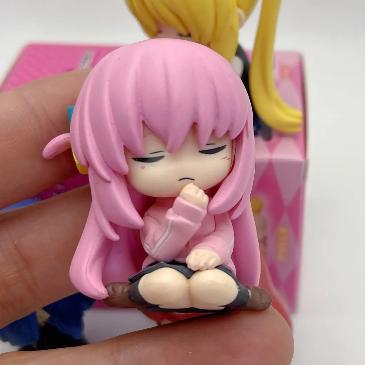 新しい高品質スポット商品ロンリーロック T-Arts ツイストエッグブラインドボックス 4 スタイルひざまずく姿勢人形デスクトップ装飾ギフトおもちゃ