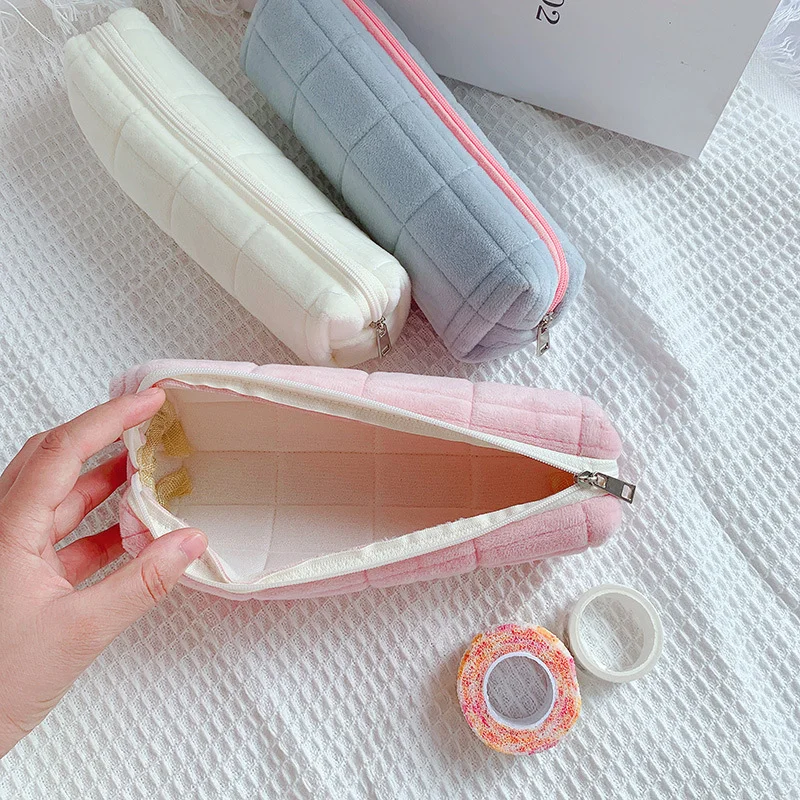 Kawaii 연필 케이스 크리 에이 티브 베개 가방 여자를위한 대용량 짧은 fluff 가방 학교 용품 편지지 상자 화장품 가방