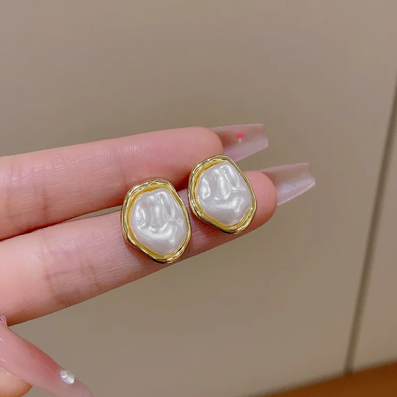 Nueva moda, pendientes ovalados blancos, declaración geométrica Irregular, pendientes inusuales para mujer, joyería Bohemia lateral de Metal de Color dorado