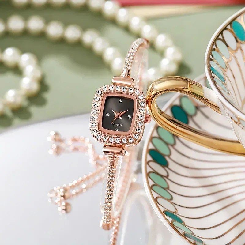 Relojes de pulsera de cuarzo cuadrados a la moda con nuevo temperamento, reloj de lujo ligero para mujer, reloj de cuarzo con ajuste libre para mujer 2024