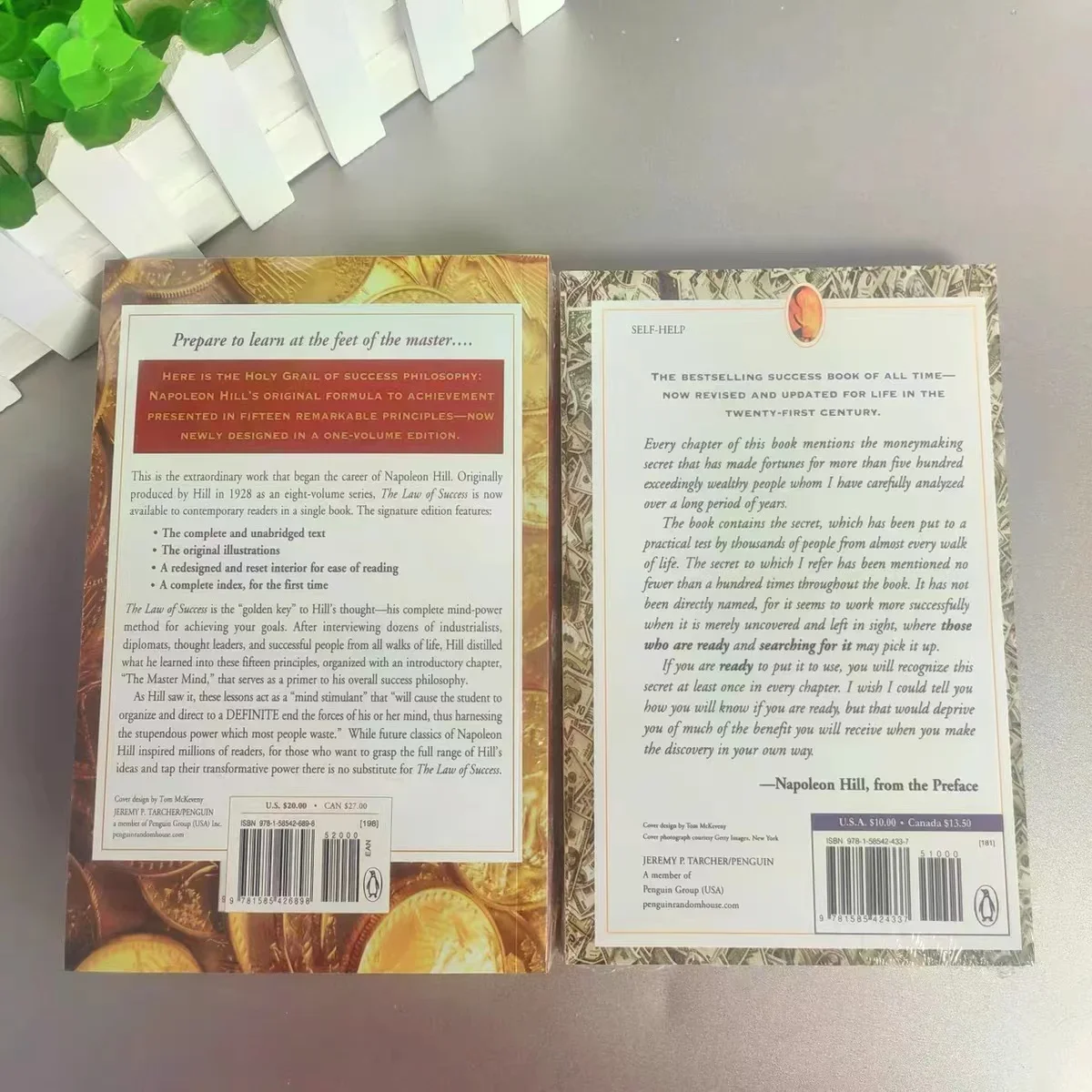 หนังสือ 2 เล่มที่ตั้งโดย Napoleon Hill Think And Grow Rich และกฎแห่งความสําเร็จในการอ่านหนังสือสําหรับผู้ใหญ่