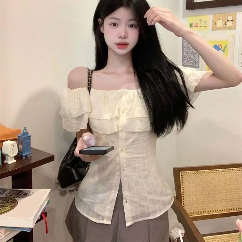 Kaus Atasan Bahu Terbuka Leher Perahu Manis Kaus Pendek Krem Ruffle Atasan Lengan Pendek Y2K Gaya Ins Tipis Clue