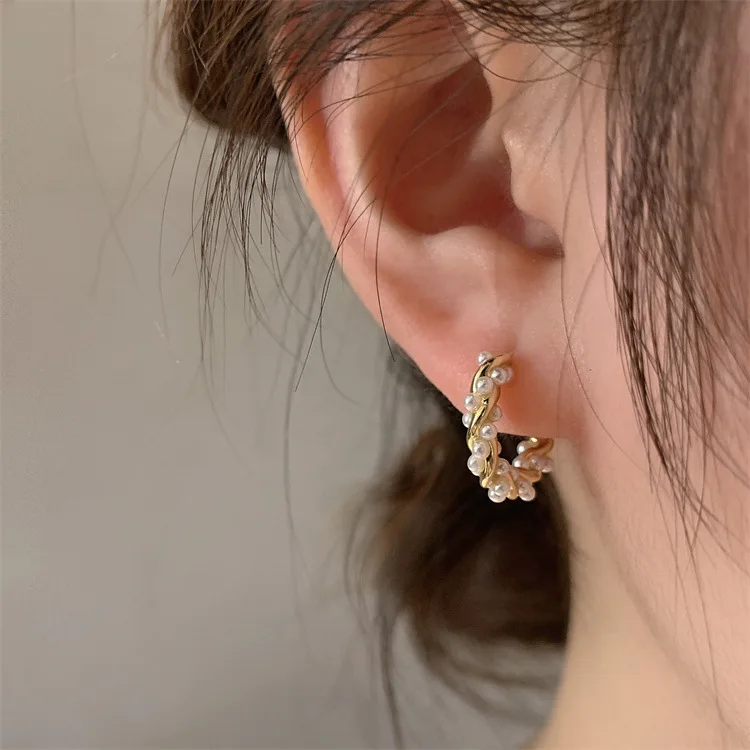 2024 coreano nuevo temperamento Simple círculo pendientes de perlas moda pequeños pendientes versátiles joyería de mujer