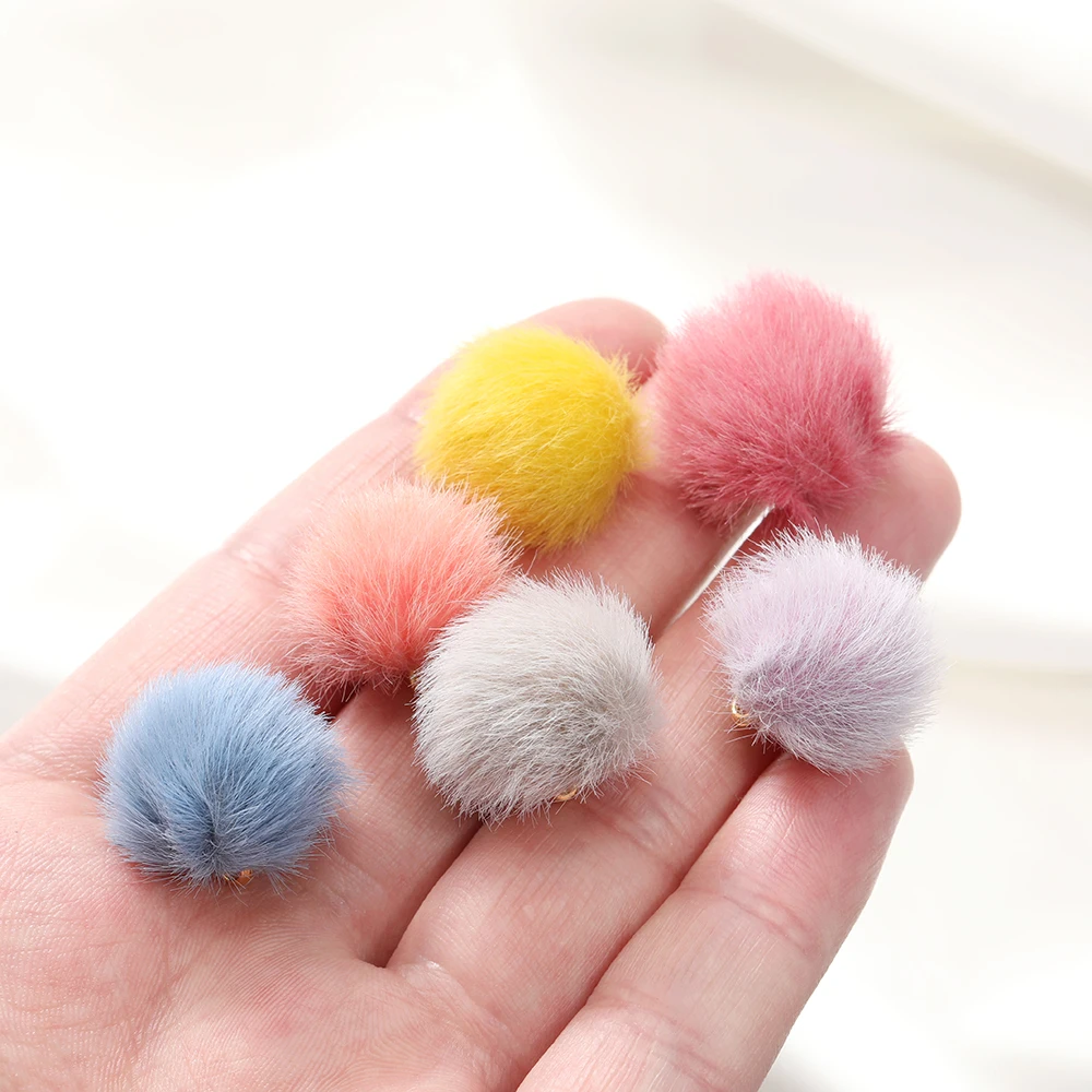 10 Stück 17 mm Plüschfell bedeckte Kugelperlen Charms Pompom Perlen Anhänger für DIY Ohrring Tasche Schlüsselanhänger Anhänger Schmuckherstellung Zubehör
