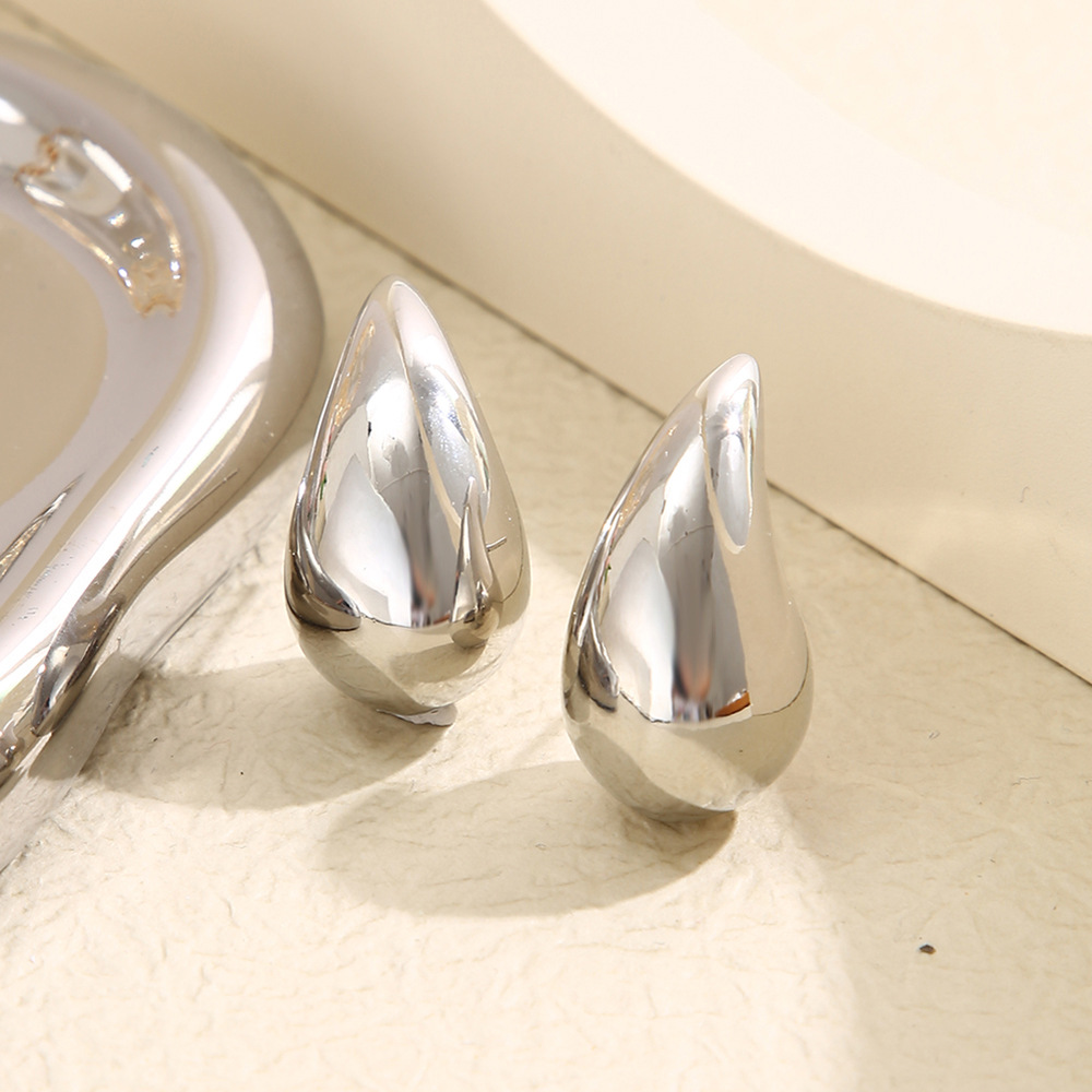 ใหม่ยุ้ย Gold Plated Tear Drop ต่างหู Dupes สําหรับผู้หญิงน้ําหนักเบาเรียบโลหะ Waterdrop Hoop ต่างหูเครื่องประดับอินเทรนด์
