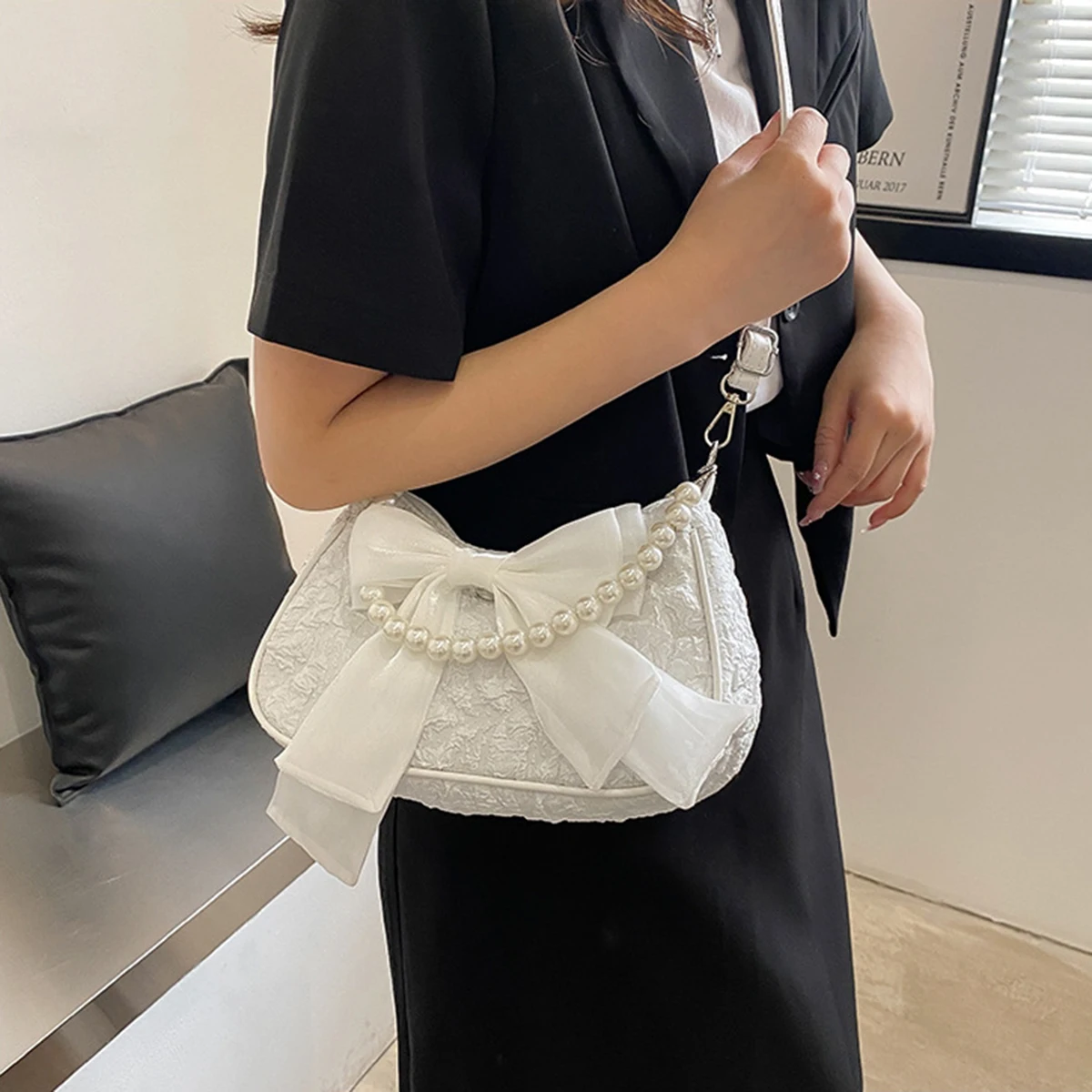 Biała składana torba z kokardką w stylu retro Kobiecy uchwyt z perłą Nowa modna perłowa torba na ramię pod pachami 1 strój