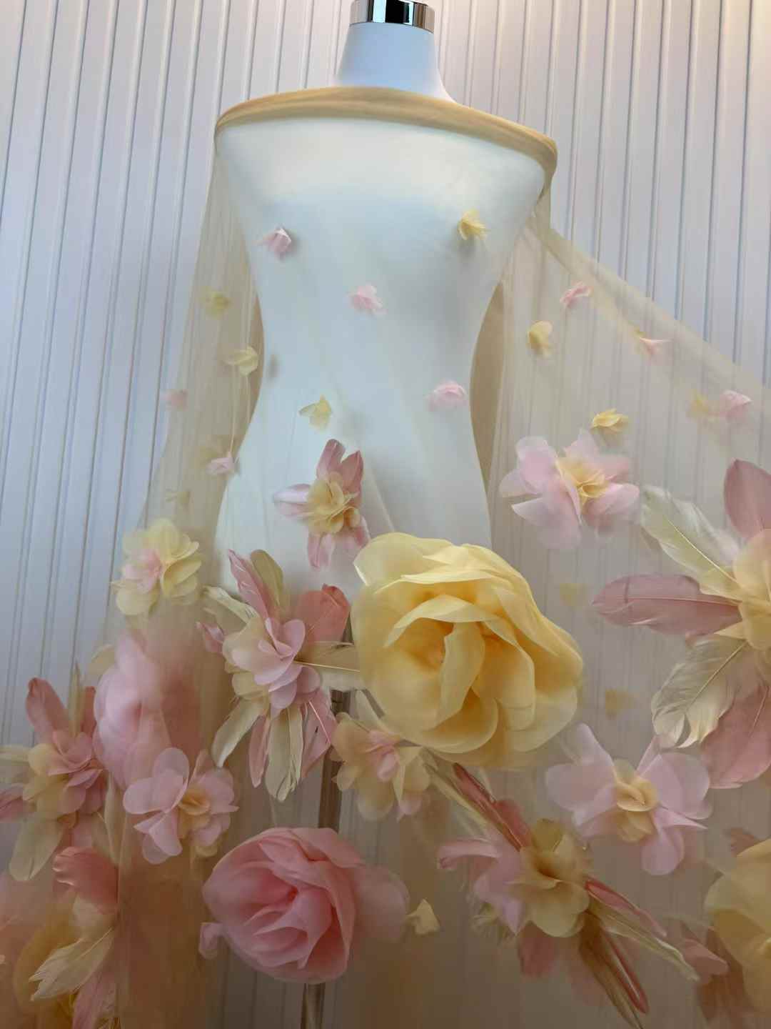 2025 Высококачественная французская 3D цветочная кружевная ткань с вышивкой перьями, тюль, африканская ткань, 5 ярдов для шитья свадебного платья