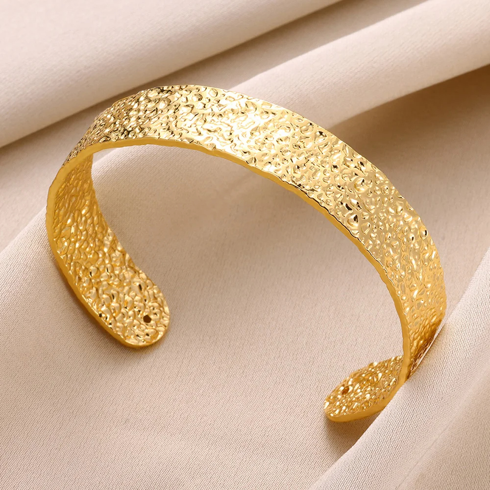 Squisito classico modello di colpo che apre il braccialetto dei braccialetti per le donne Bracciale con polsino Regalo di ornamento a mano in acciaio inossidabile color oro