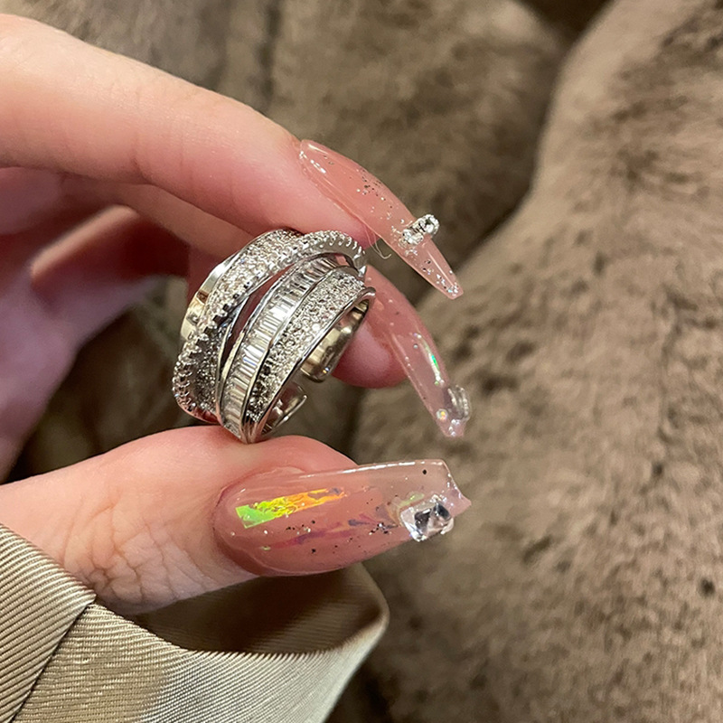 Anello da dito con zirconi cubici intarsiati di lusso leggero per le donne Anello aperto dal design classico con croce Gioielli da sposa per fidanzamento e matrimonio