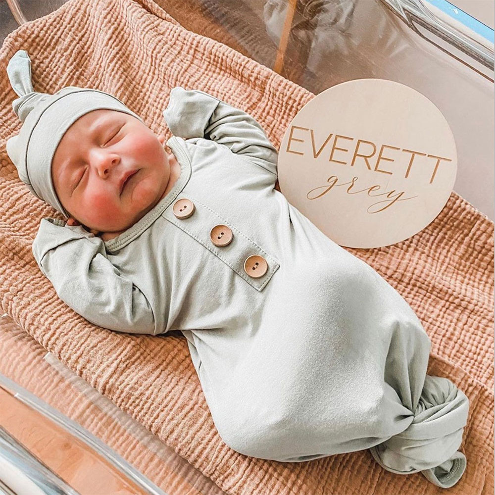 Quadro de avisos de madeira para nome de bebê, quadro de nome gravado de madeira para recém-nascidos, adereços para fotos, presente de chá de bebê