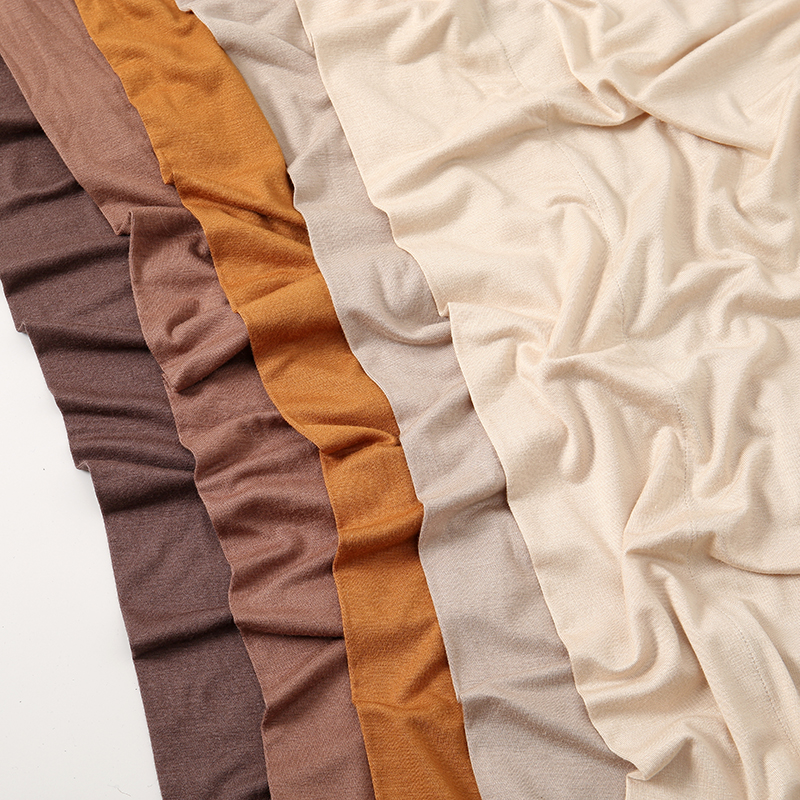 Venta al por mayor Ramadán bufanda triangular lisa Jersey Modal sólido Hijab elasticidad chales musulmanes bufanda algodón Islam chales y chales