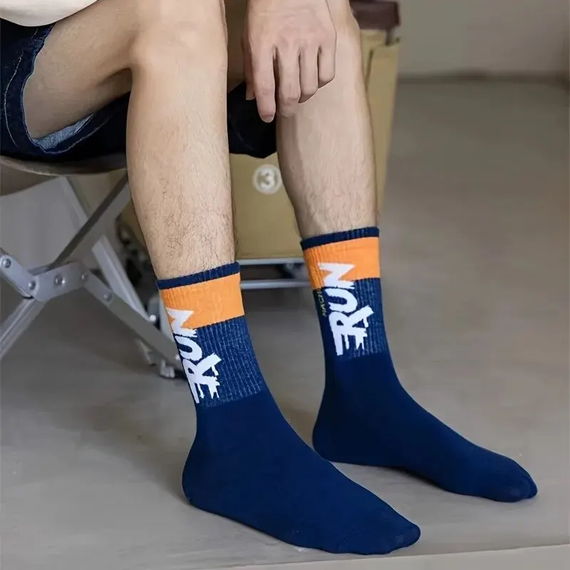 5 Paar trendige, kreative Buchstabenmuster-Farbblock-Crew-Socken für Herren, atmungsaktive, bequeme, lässige Unisex-Socken für Herren im Freien