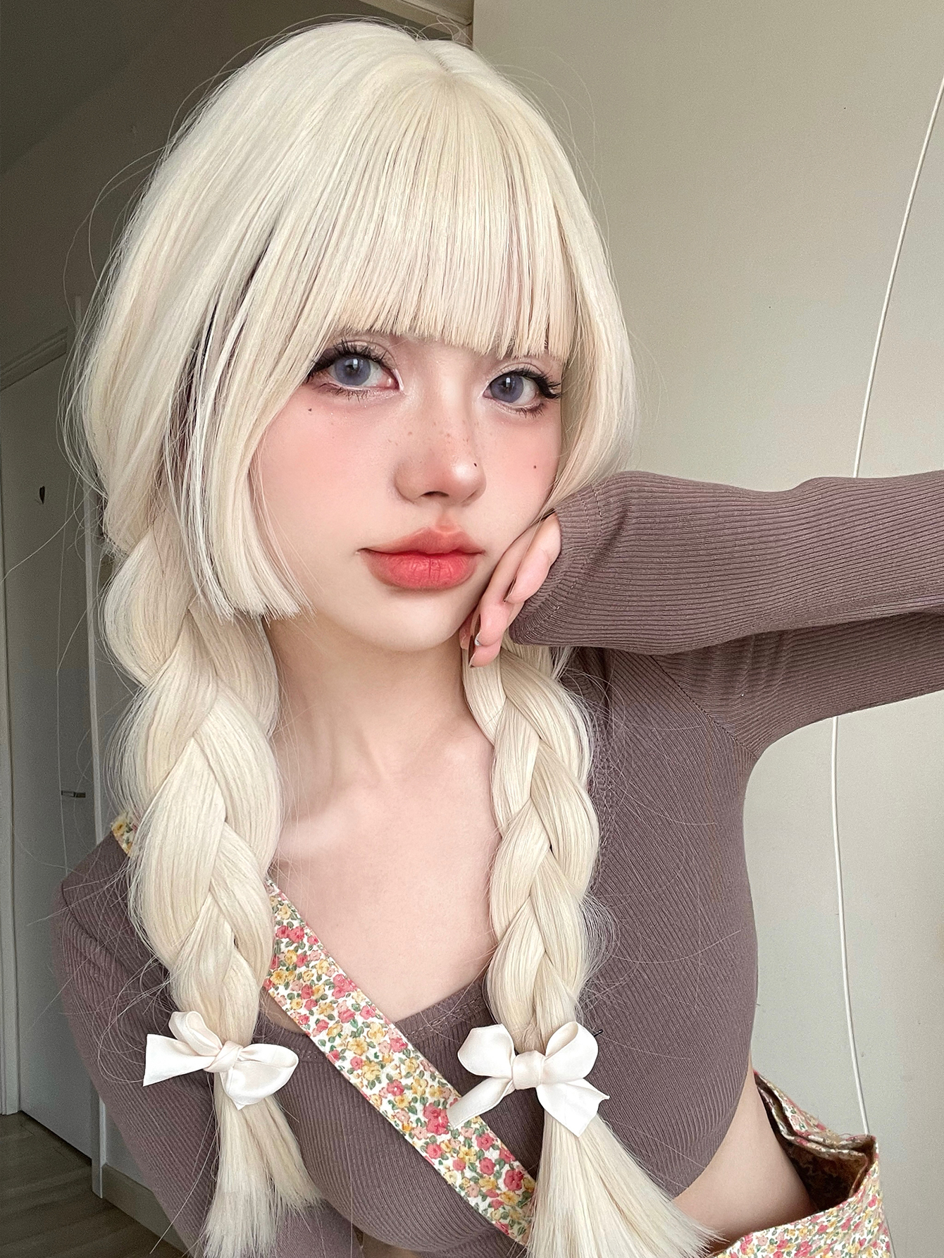 26 インチブロンドプラチナゴールデン合成かつらバングロングナチュラルストレートヘアウィッグ女性のための姫カットコスプレ耐熱
