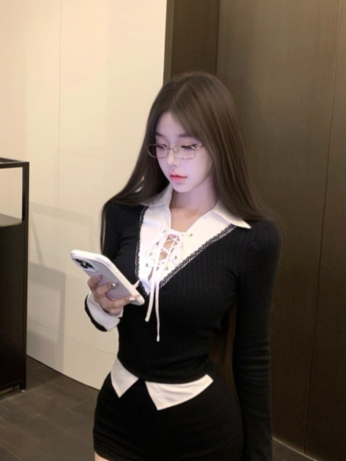 純粋な欲望デザイン黒、白のネクタイドット中空アウト V ネックショートシャツ女性のセクシーなインナーウェアベースシャツ偽ツーピーストップ