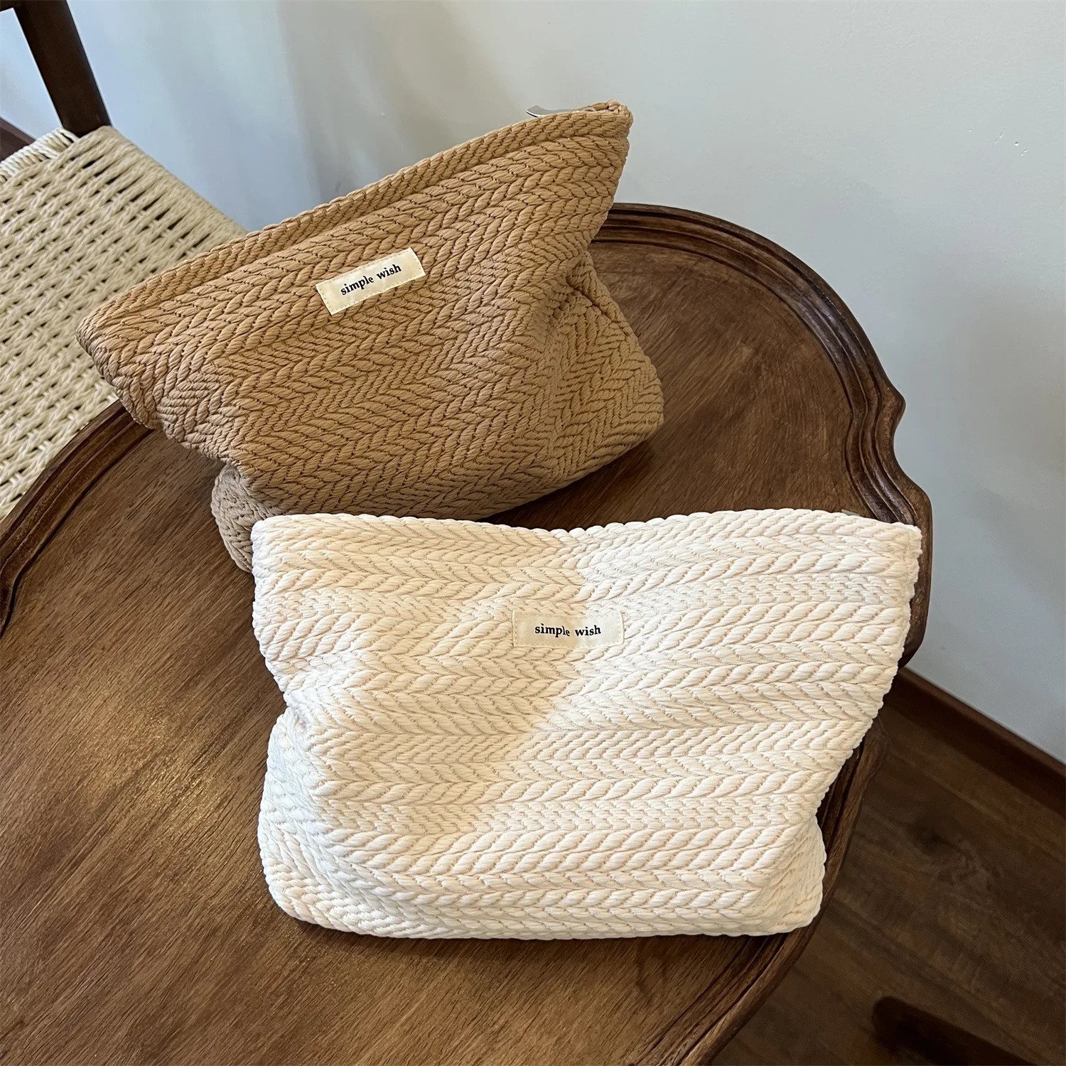 Bolsa de maquillaje de algodón tejida a mano: bolsa de cosméticos de ganchillo artística con cremallera, bolso de mano minimalista para mujer