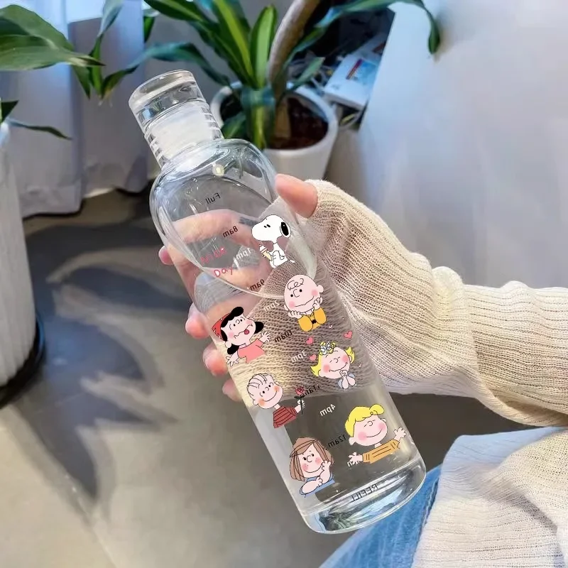 500ML ใหม่ Snoopy ขวดน้ําอะนิเมะกีฬาถ้วยน้ําขนาดใหญ่ความจุแบบพกพาถ้วยพลาสติกเด็กโรงเรียนถ้วยน้ําสร้างแรงบันดาลใจถ้วย