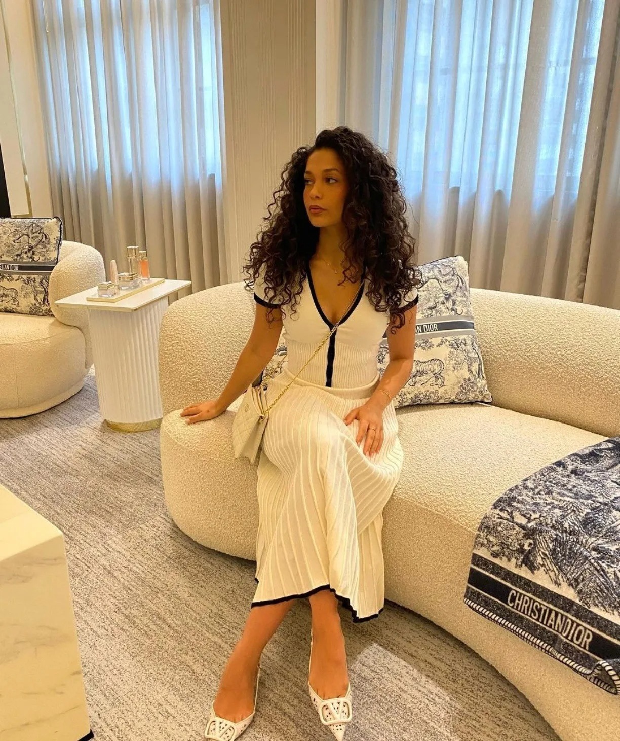 Letni damski biały długi garnitur ze spódnicą z krótkim rękawem, dekoltem w szpic, plisowany zestaw, elegancka sukienka, 2-częściowy zestaw spódnic