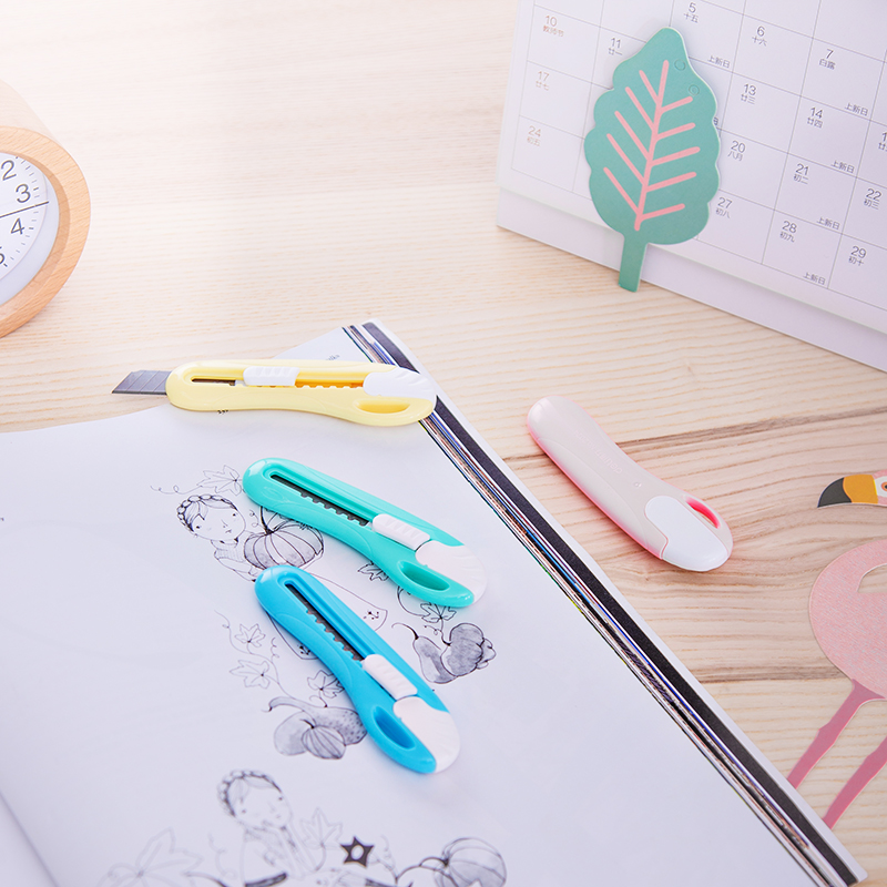 ลูกอมน่ารัก 4 สี Mini แบบพกพายูทิลิตี้มีดเครื่องตัดกระดาษตัดกระดาษมีดโกนใบมีดสํานักงานเครื่องเขียนตัดอุปกรณ์