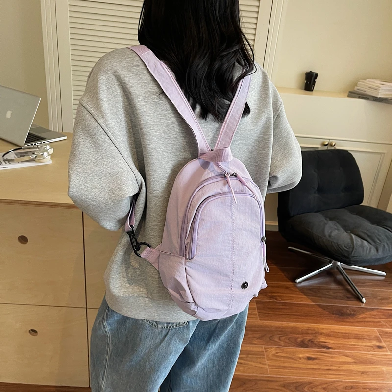 Mochila Transversal Pequena e Leve para Viagens ao Ar Livre, Material de Nylon, Estilo Casual, Fechamento com Zíper, Corpo io