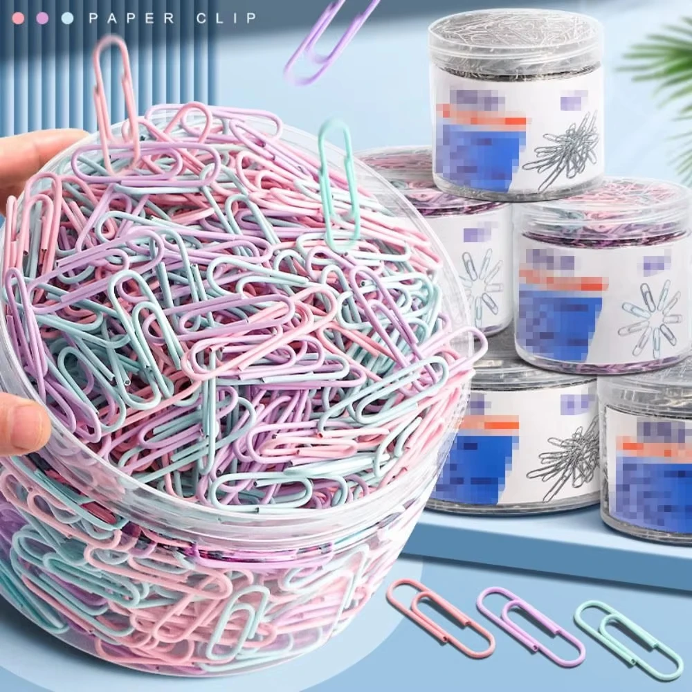 Barile da 160 pezzi di graffette durevoli in argento e colorato per articoli di cancelleria, organizzatori di carta e forniture per rilegatura.