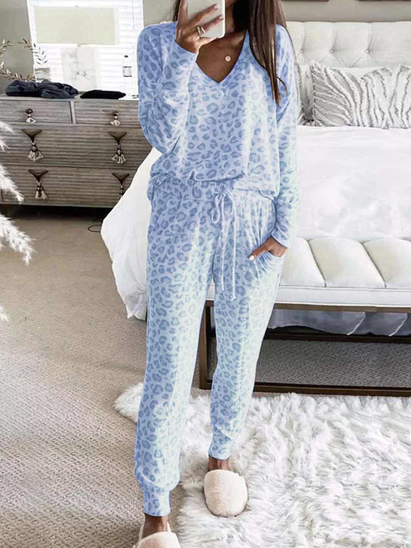 Novo outono e inverno com decote em V estampado top de manga comprida, calças compridas para uso doméstico, conjunto de pijama solto com estampa de leopardo.
