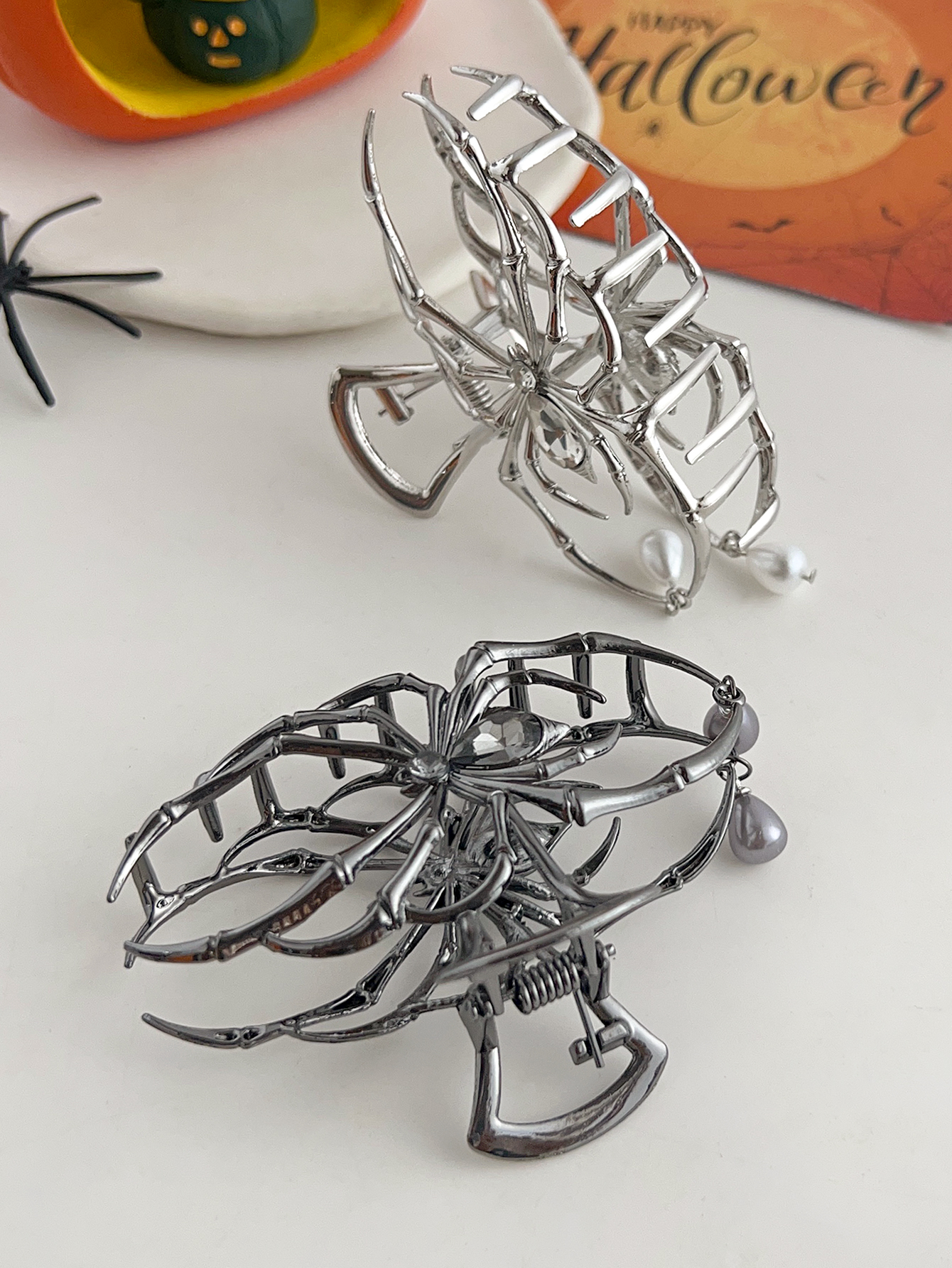 1Pcs Halloween Black Spider Hair Claw Clips z perłowym wzorem, metalowe gotyckie spinki do włosów Punk Mocne akcesoria do włosów