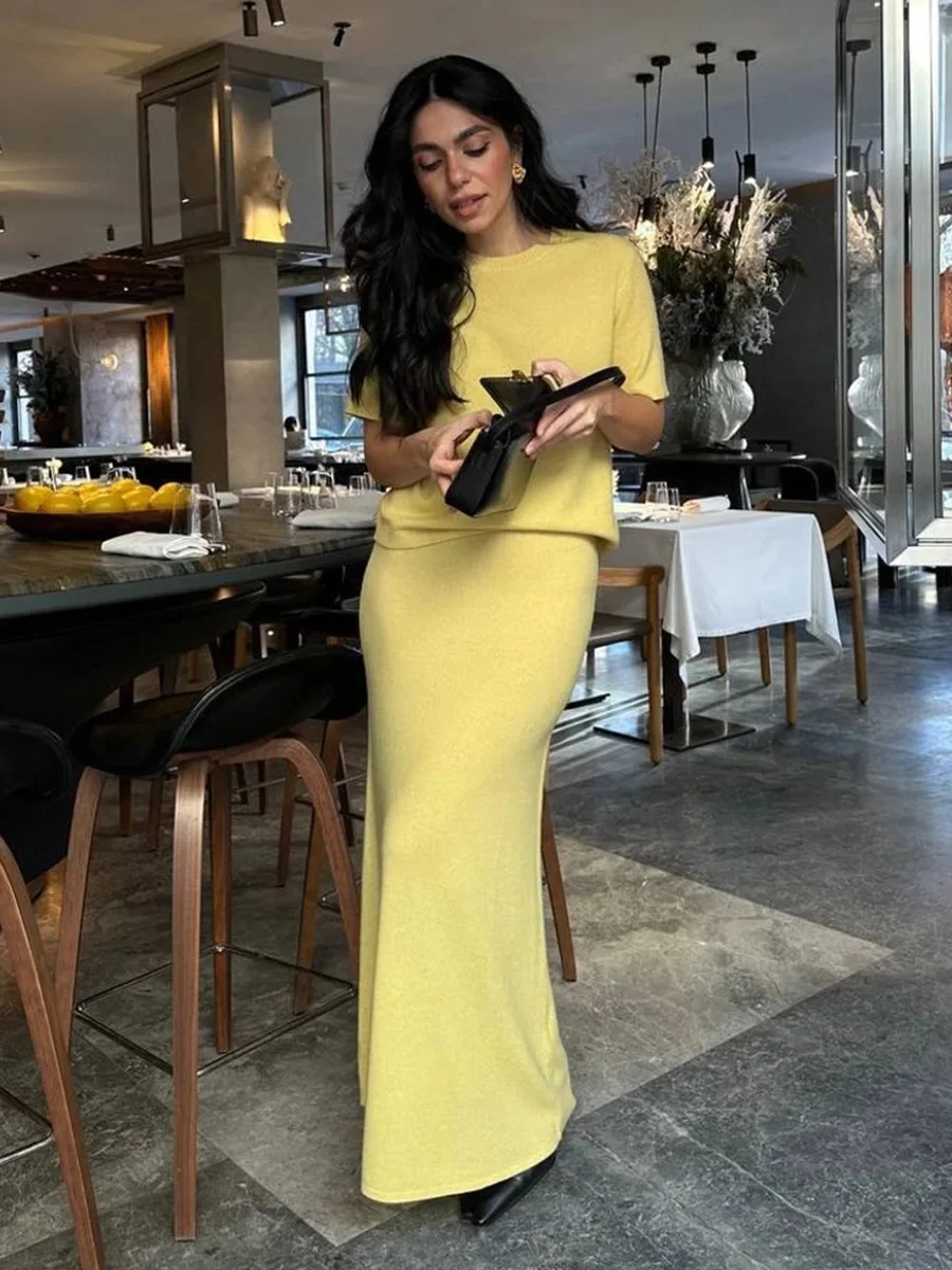 Wolfeel Zomer Nieuwe Zachte Gebreide Set Dames Korte Mouw Trui Top Rok Effen Kleur Elegante Minimalistische Tweedelige Set