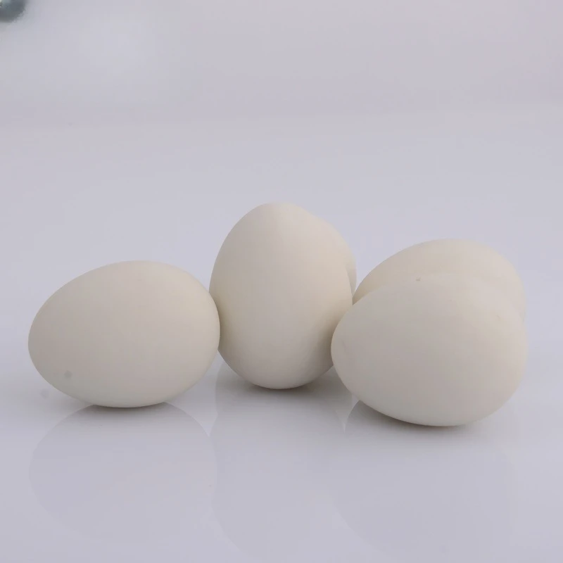 1 Stück Neuheit Hüpfereier Realistische gefälschte Gummi-Hüpfbälle Modell Bauernhof Huhn Nesting Henne Schlüpenei Haustierspielzeug Streich Witz