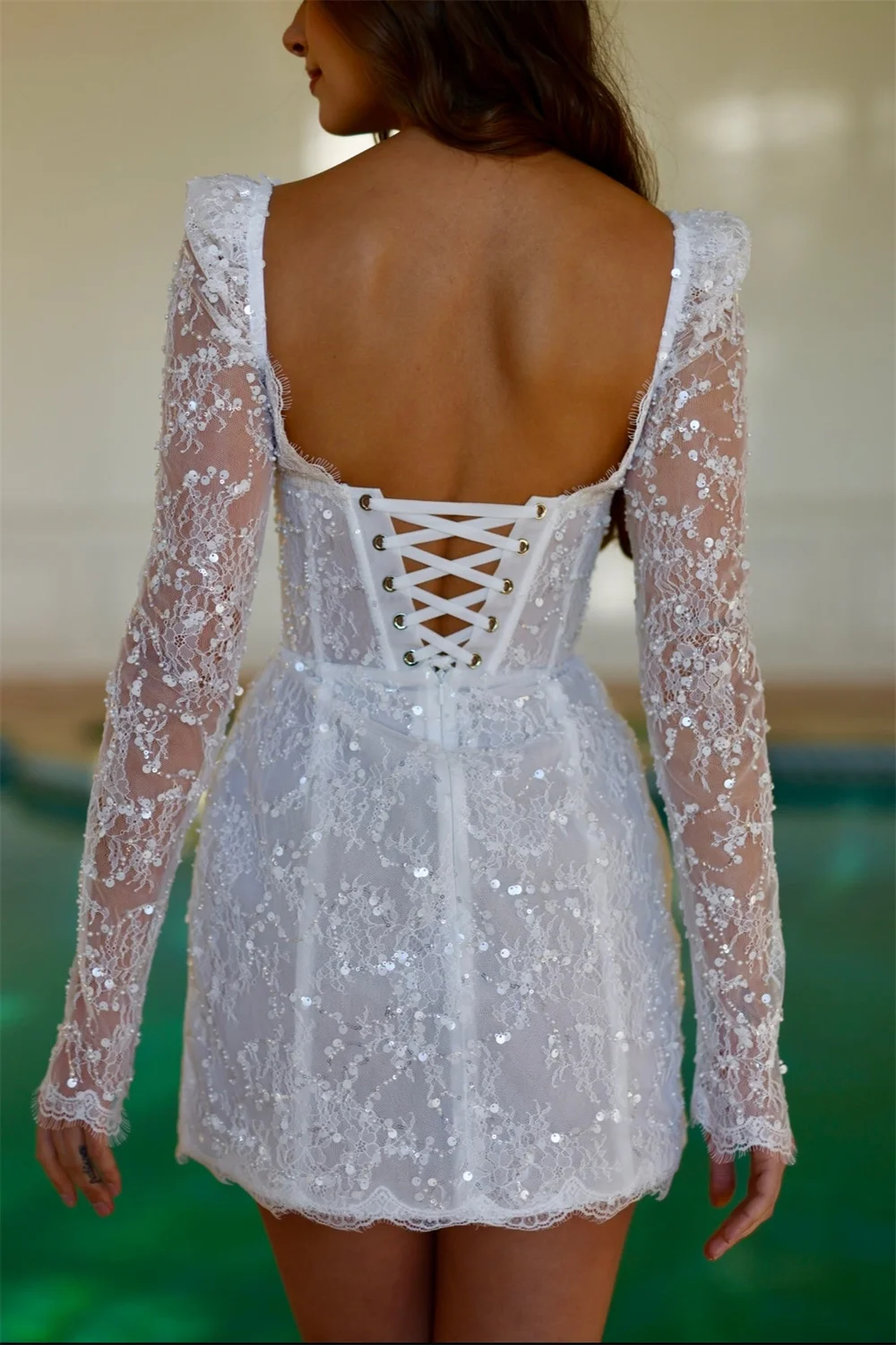 Minigonna personalizzata Collo quadrato Abito da sposa in pizzo con paillettes Maniche lunghe Abiti da sposa Abito corto con lacci sul retro Dopo la festa