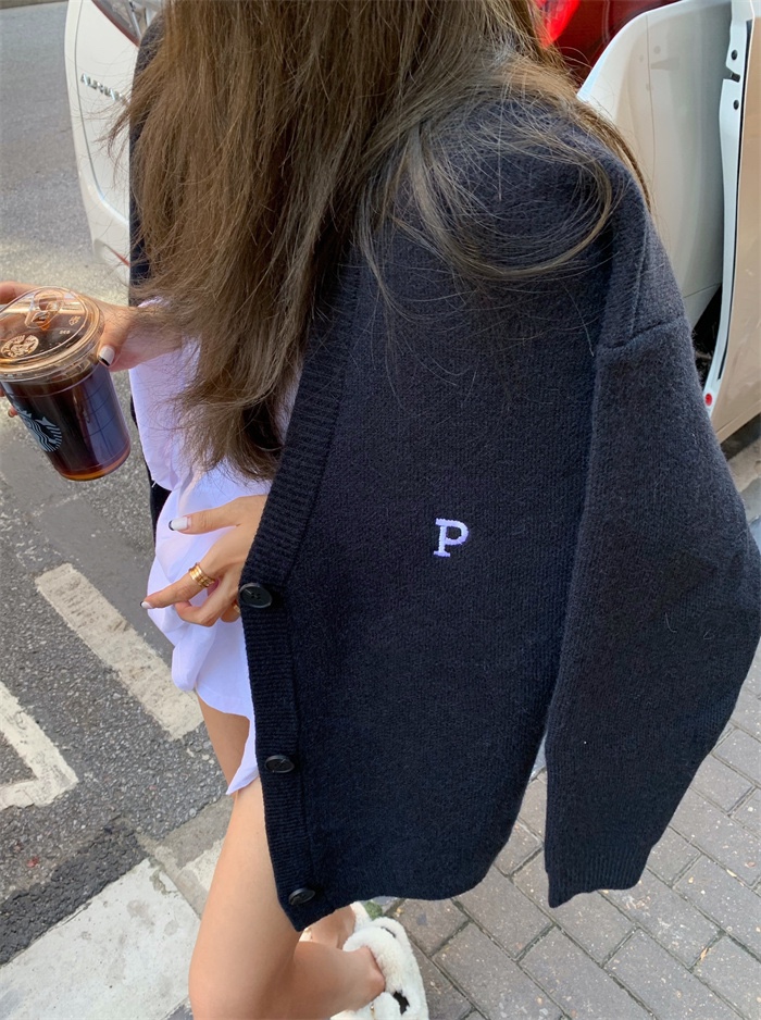 ルーズ長袖ニットカーディガン女性のスタイルレトロ怠惰なファッション秋冬新着 V ネックボタンディテール吸汗性