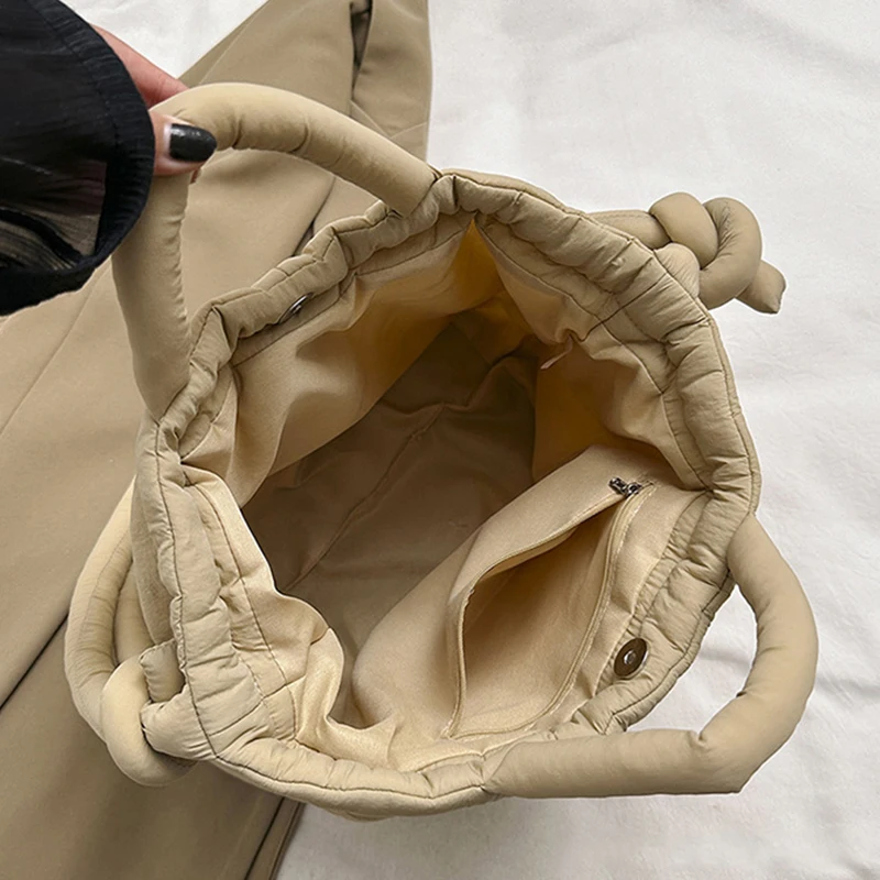 Borsa tote imbottita di grande capacità casual alla moda Borse a tracolla da donna in nylon imbottito di design Borse con tracolla annodata
