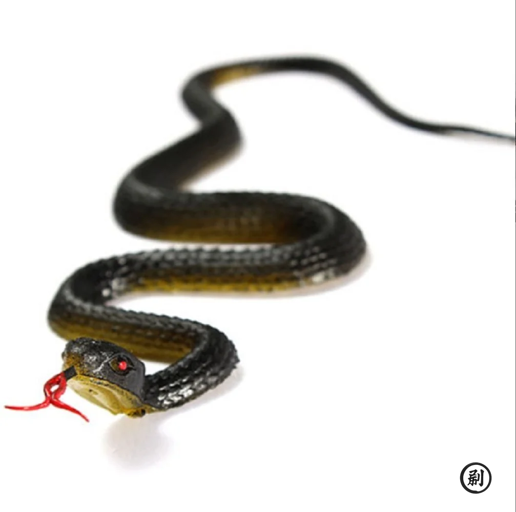 45 centimetri Falso Realistico Giocattolo di Gomma Serpente Simulazione Anaconda Spaventoso Halloween Per Spaventare Gli Uccelli Puntelli Scherzo Trucco Giocattolo Accessori