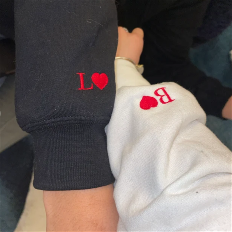 Sudaderas con capucha de pareja a juego personalizadas, sudadera bordada con capucha de corazón inicial de aniversario de boda personalizada, regalos para ella/la