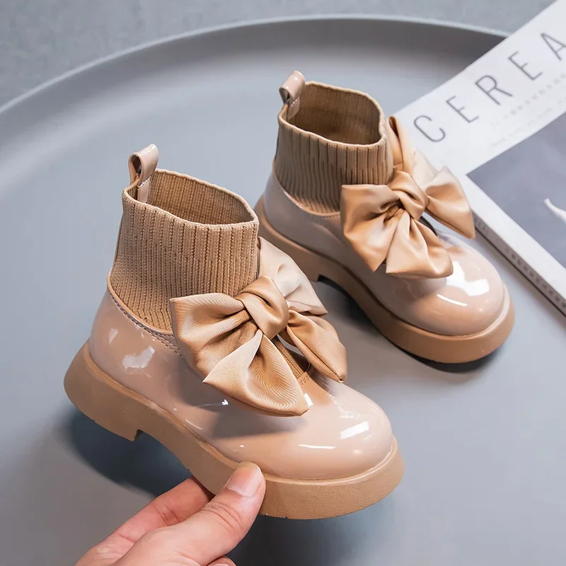 รองเท้าเด็กแฟชั่น PU สีดำหญิงชุด2023ฤดูใบไม้ผลิและฤดูใบไม้ร่วงเด็กแบบใหม่แฟชั่นบินถักถุงเท้าโรงเรียนรองเท้า