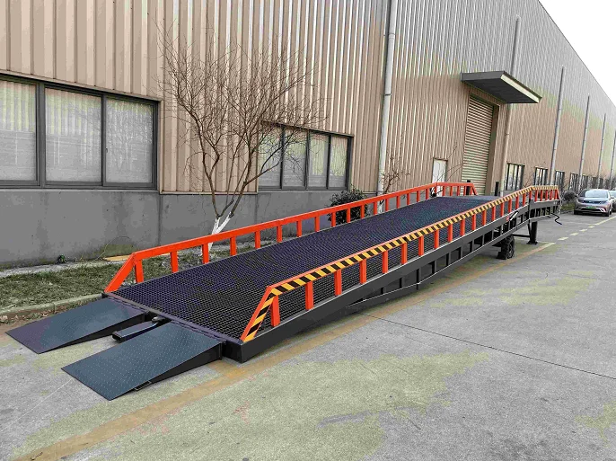 Best Selling Flatbed Mobile Yard Ramp Work Platform For Truck Trailer Hydraulic Mobile Forklift Container Loading Dock Ramp