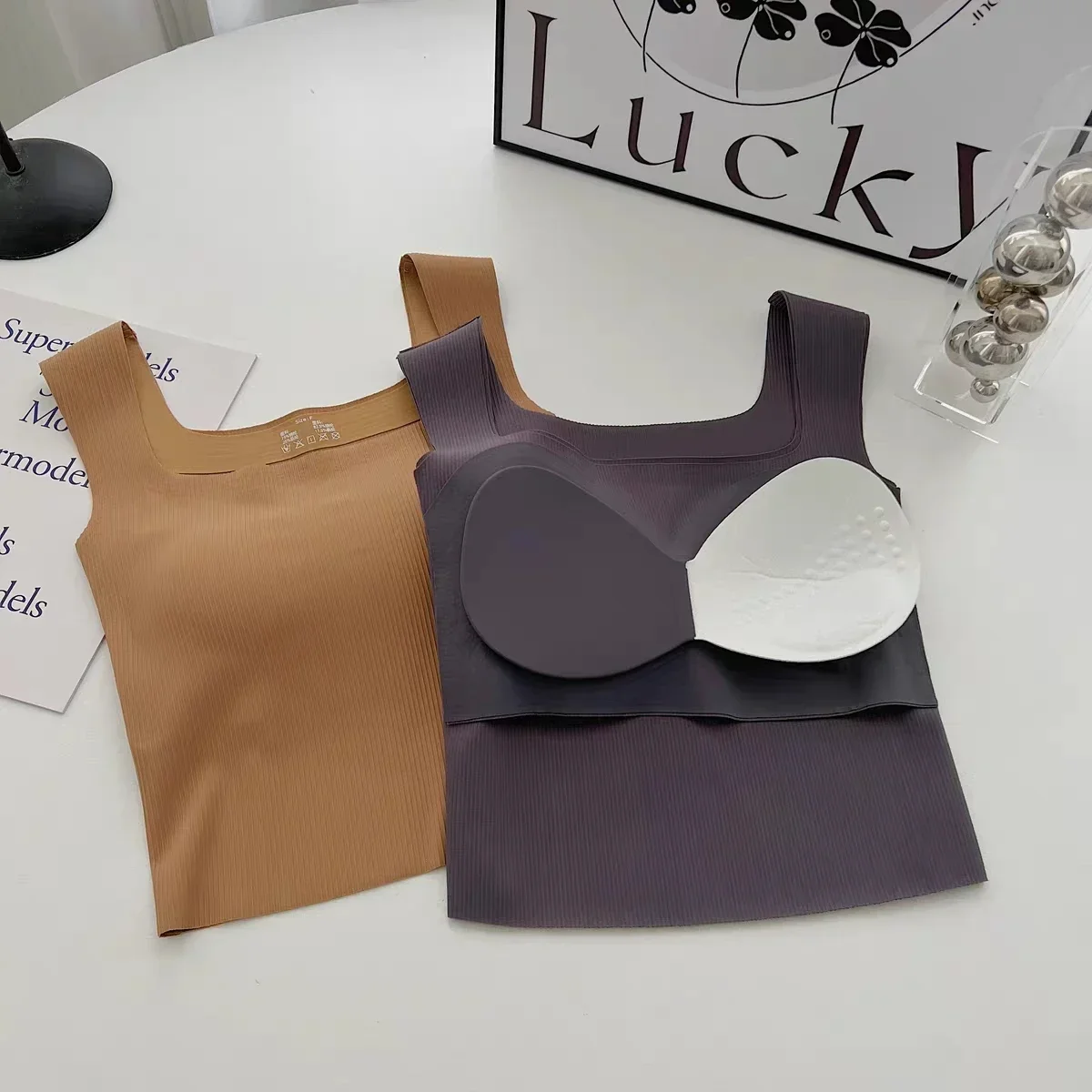 Nuova canotta a spalla larga con collo quadrato, bellissimo gilet filettato sul retro, top casual solidi a coppa fissa monopezzo senza cuciture da donna