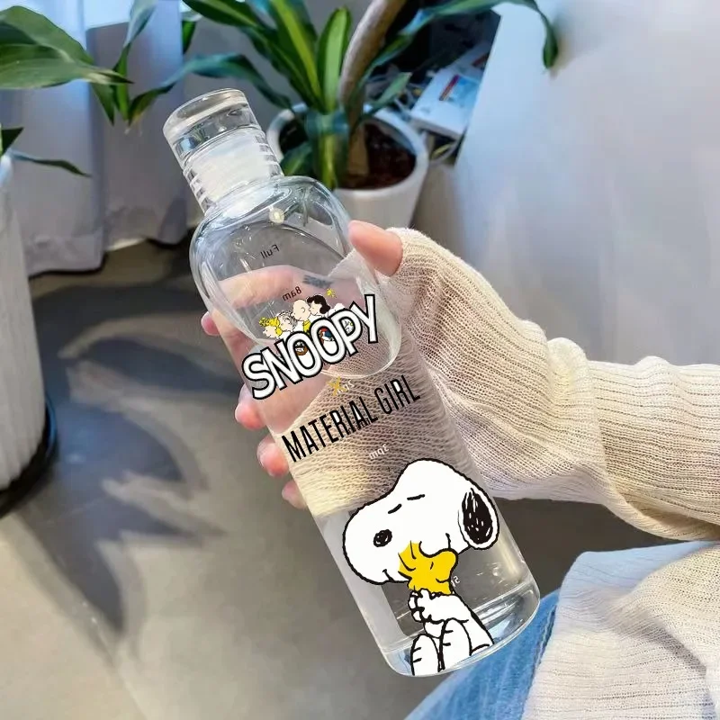 500ML ใหม่ Snoopy ขวดน้ําอะนิเมะกีฬาถ้วยน้ําขนาดใหญ่ความจุแบบพกพาถ้วยพลาสติกเด็กโรงเรียนถ้วยน้ําสร้างแรงบันดาลใจถ้วย