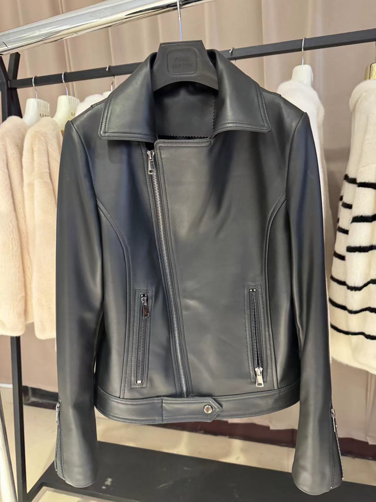 Casaco de couro genuíno feminino de pele de carneiro curto, gola virada para baixo, roupa externa, nova moda, outono e inverno, 2024