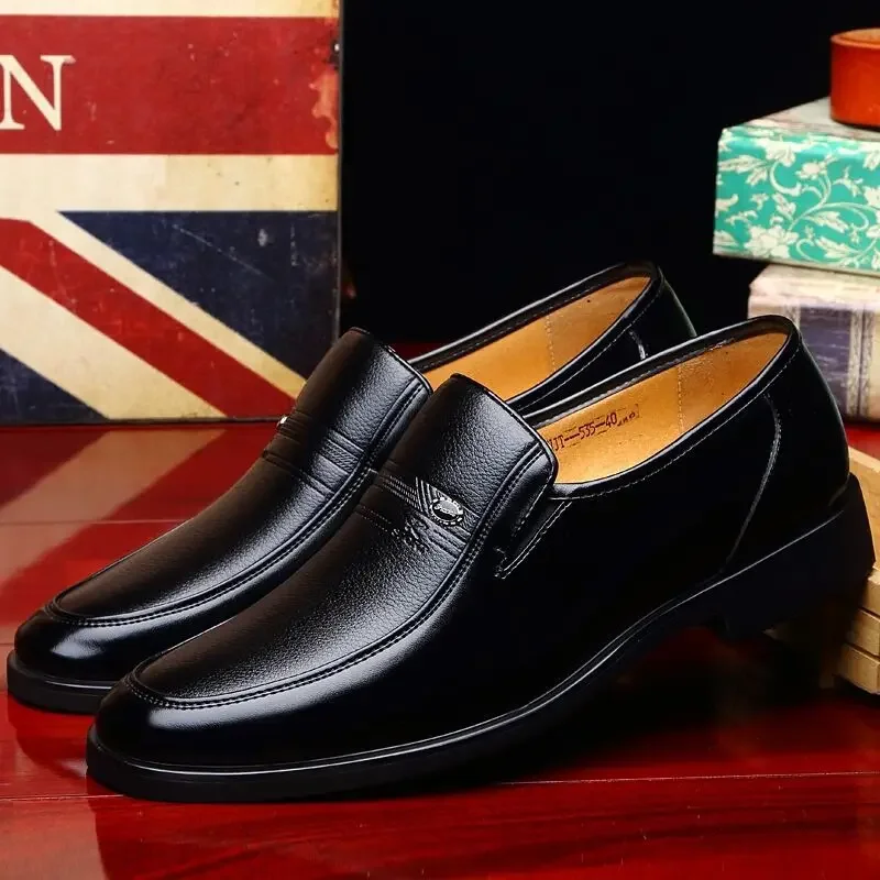 Homens de couro sapatos formais marca de luxo 2023 mocassins masculinos vestido respirável deslizamento em sapatos de condução pretos plus size 38-44