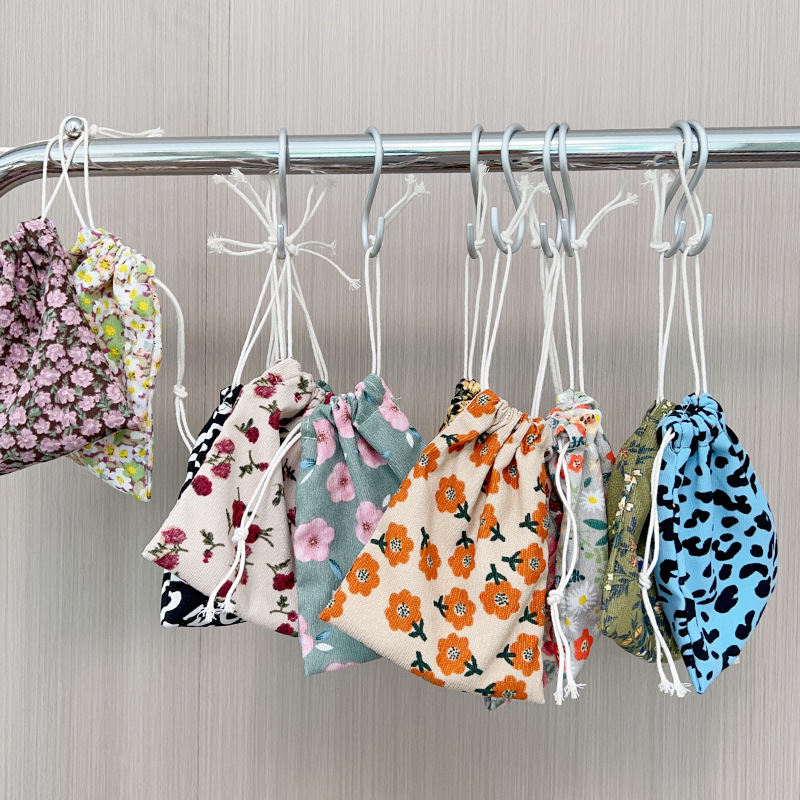 Мини-сумка для макияжа и губной помады на шнурке, маленькая тканевая дорожная сумка для нижнего белья, носков, упаковочная сумка с цветочным принтом, косметичка для хранения